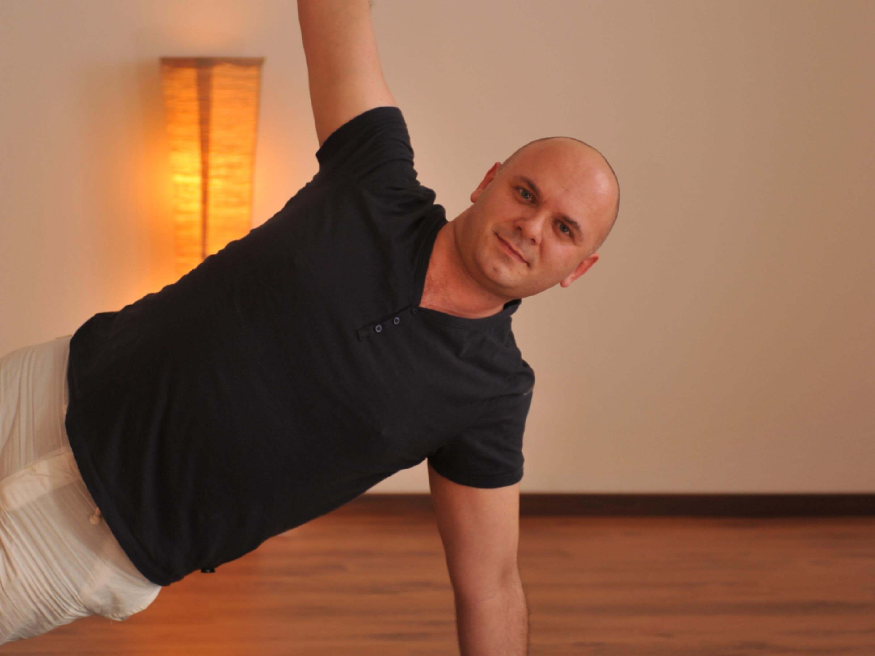 Georgios bei einer Yoga-Übung: Professionelle Anleitung für Hatha Yoga Präventionskurse nach § 20 SGB V