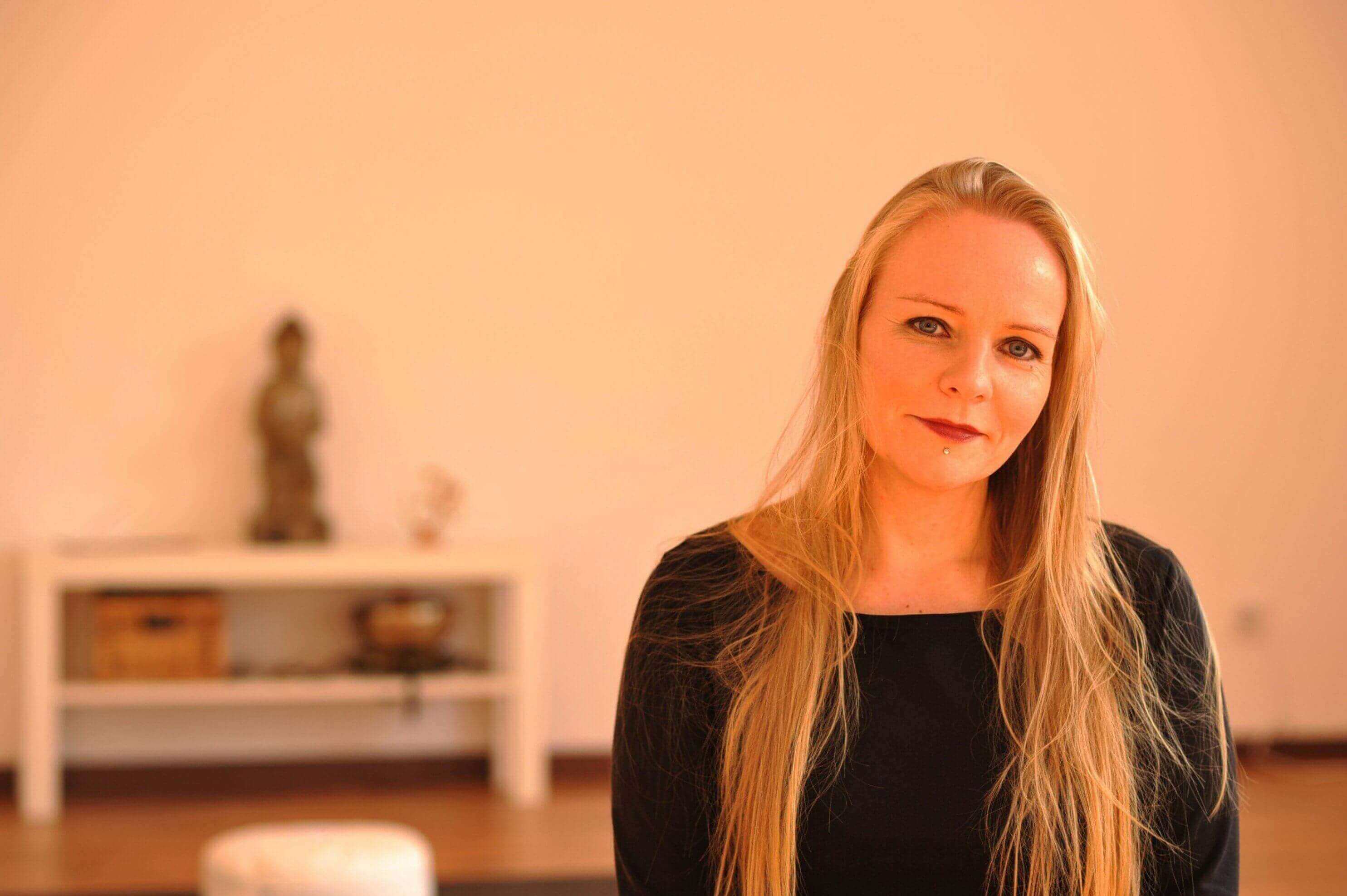 Yoga-Prävention mit Melanie: Fokus auf Stressbewältigung und Entspannung in zertifizierten Yoga Gesundheitskursen